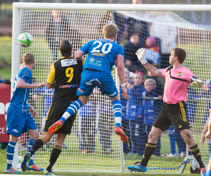 Osbys Oscar Hall nickar in 1-0 i matchen i division 3