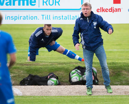 Osbys tränare Ulf Larsson i matchen i division 3 mellan