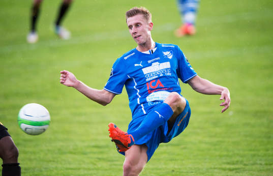 En Osby-spelare bredsidar bollen i matchen i division 3
