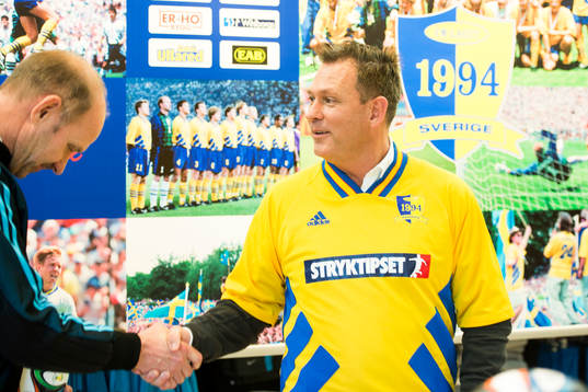 Thomas Ravelli tar i hand med Pontus Kåmark