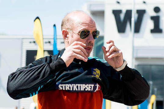 Thomas Ravelli tar på sig matchtröjan