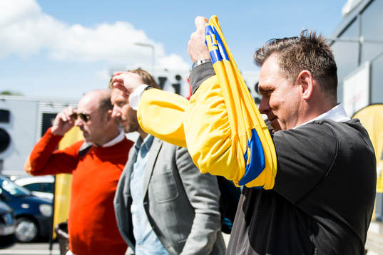 Pontus Kåmark tar på sig matchtröjan