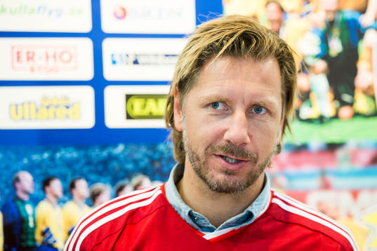 Jesper Jansson (som tillhör motståndarlaget)