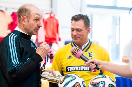 Thomas Ravelli och Pontus Kåmark visar upp bronsmedaljen