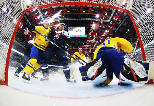 Sveriges Gustav Nyquist håller undan Slovakiens Ladislav