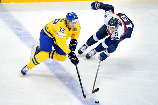 Sveriges Magnus Nygren jagas av Slovakiens Michel Miklik