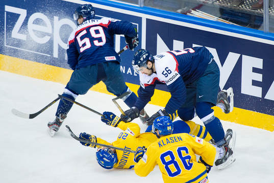 Sveriges Joel Lundqvist knuffas ner på isen av Slovakiens