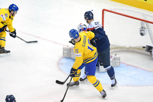 Sveriges Gustav Nyquist (tv) skjuter in 1-0