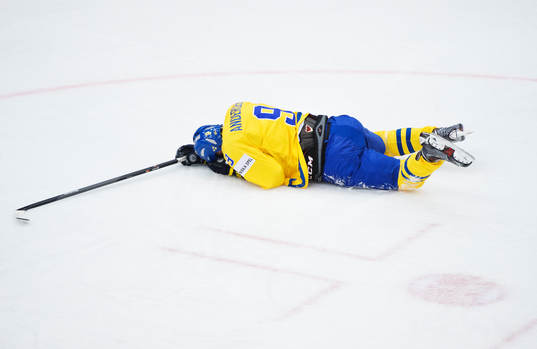 Sveriges Niclas Andersén ligger ner på isen