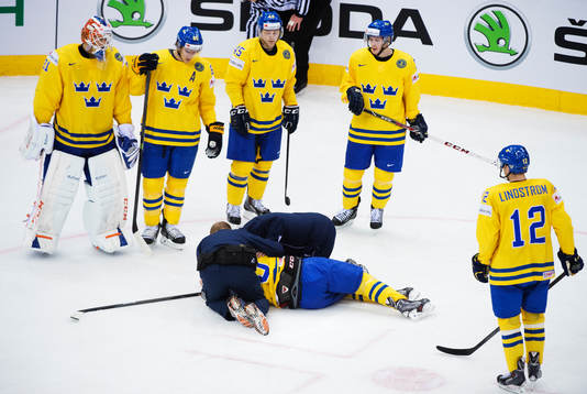Sveriges Niclas Andersén ligger ner på isen