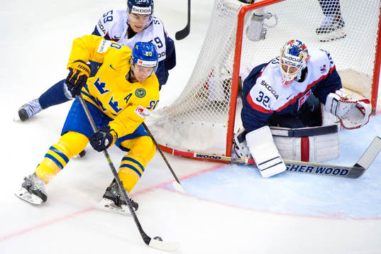 Sveriges Mikael Backlund oroar framför Slovakiens målvakt