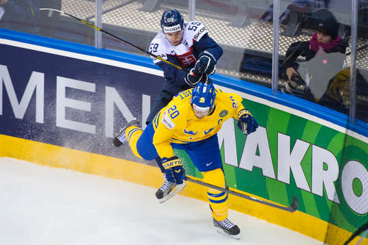 Slovakiens Andrej Stastny trycker till Sveriges Joel