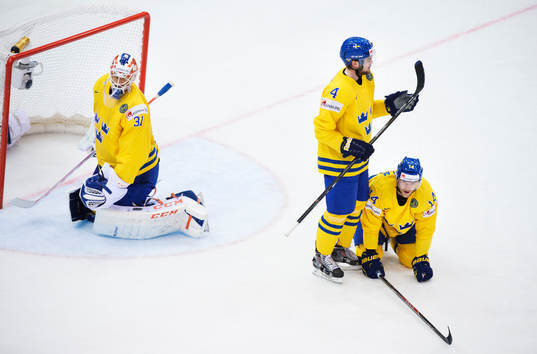 Sveriges målvakt Anders Nilsson, Tim Erixon och Mattias