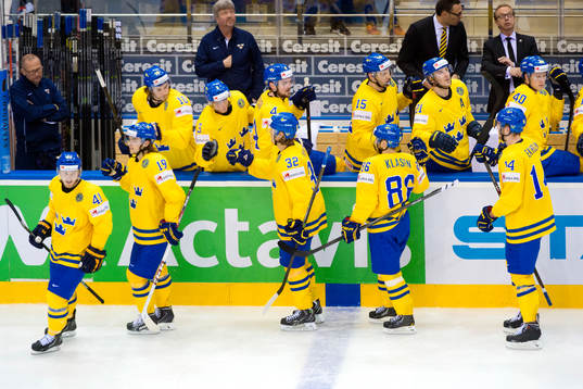 Sveriges Magnus Nygren gratuleras