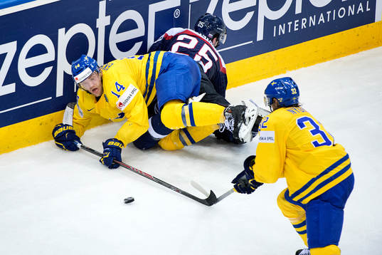 Sveriges Mattias Ekholm ligger på isen
