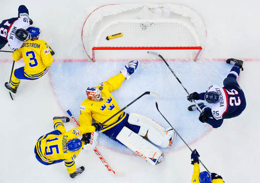 Slovakiens Marek Viedensky oroar framför Sveriges målvakt