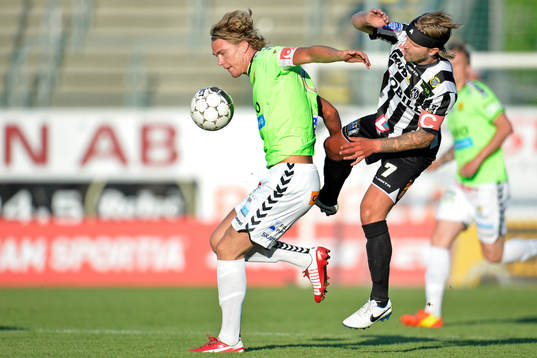 GAIS Fredrik Jonsson jagas av Landskronas Andreas Dahl