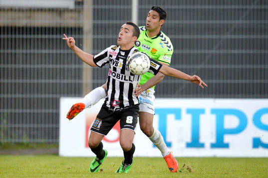 GAIS Sandeep Mankoo i kamp om bollen med Landskronas Paul