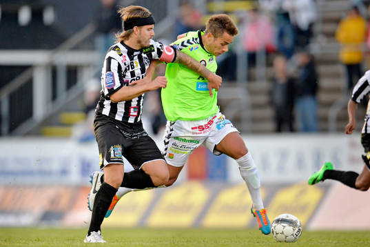GAIS Malkolm Moenza tar sig förbi Landskronas Andreas Dahl