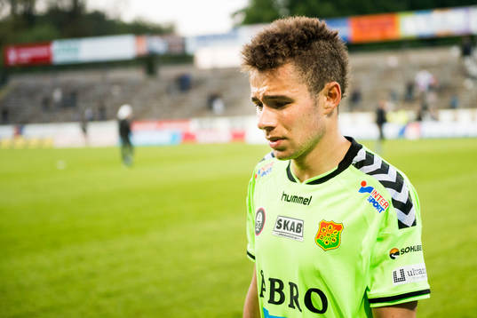 GAIS Malkolm Moenza deppar när han lämnar planen
