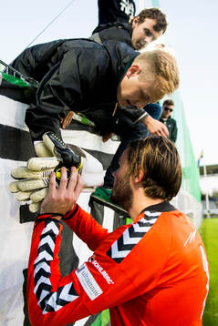 GAIS målvakt Tommi Vaiho deppar hos sina supportrar