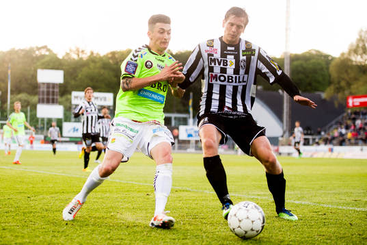 GAIS Petri Zhubi i kamp om bollen med Landskronas Philip