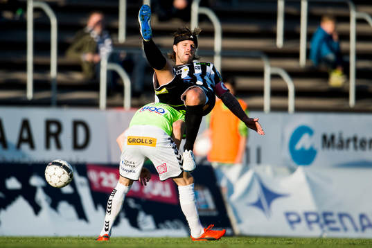 Landskronas Andreas Dahl ovanpå GAIS Adam Eriksson