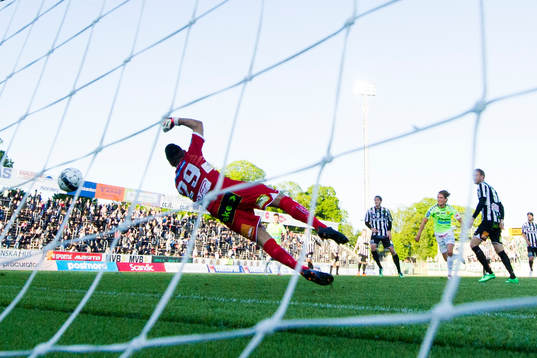 Landskronas målvakt Amr Kadourra släpper in 0-1 målet