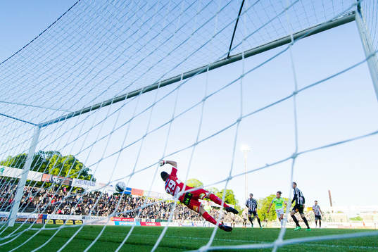 Landskronas målvakt Amr Kadourra släpper in 0-1 målet