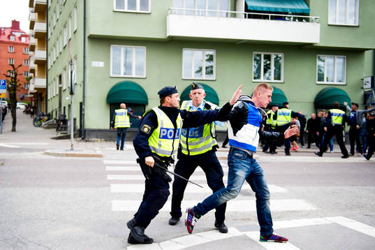 Polisen stoppar supportrar från att drabba samman innan