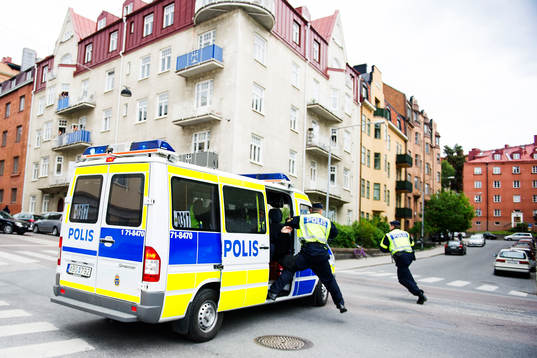 Polisen stoppar supportrar från att drabba samman innan