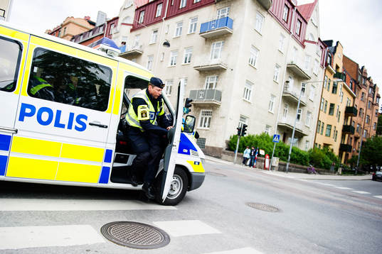 Polisen stoppar supportrar från att drabba samman innan