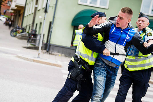 Polisen stoppar supportrar från att drabba samman innan