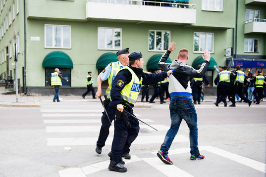 Polisen stoppar supportrar från att drabba samman innan