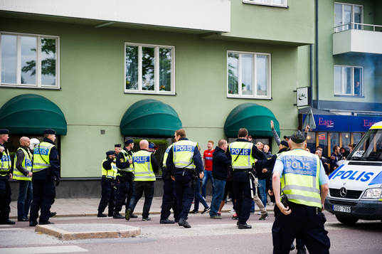 Polisen stoppar supportrar från att drabba samman innan