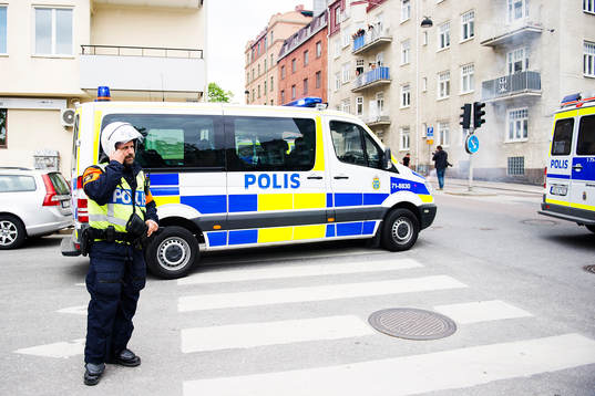 Polisen stoppar supportrar från att drabba samman innan