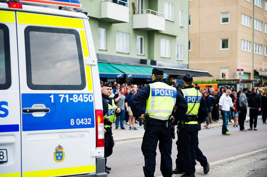 Polisen stoppar supportrar från att drabba samman innan