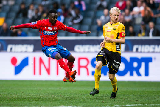 Helsingborgs David Accam med ett skott förbi Elfsborgs