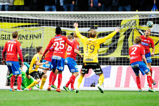Elfsborgs Lasse Nilsson gör 0-1 över Helsingborgs Mattias