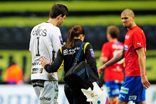 Elfsborgs målvakt Kevin Stuhr-Ellegaard får gå av p.g.a.