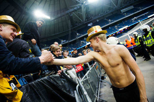 Elfsborgs Johan Larsson jublar med publiken