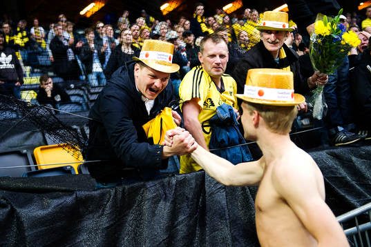 Elfsborgs Johan Larsson jublar med publiken