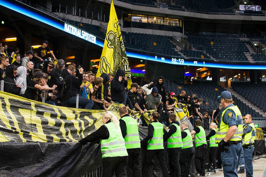 Elfsborgs supportrar uppvaktas av ordningsvakter och