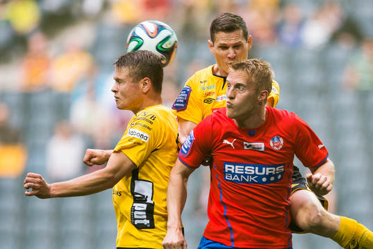 Helsingborgs Peter Larsson i en nickduell med Elfsborgs