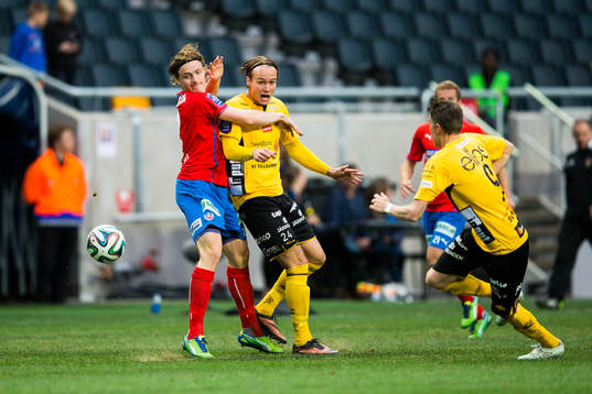 Helsingborgs Carl Johansson försvarar sig mot Elfsborgs