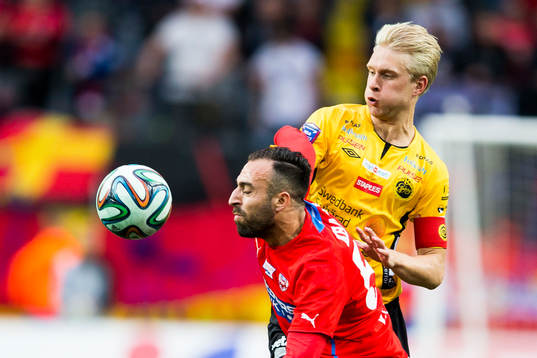 Helsingborgs Abdul Khalili i kamp om bollen med Elfsborgs