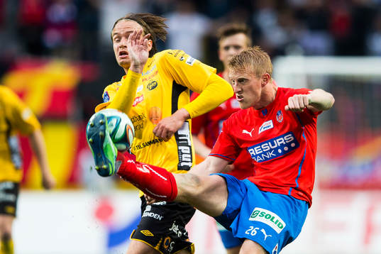 Elfsborgs Viktor Prodell skyddar sig från att får skottet