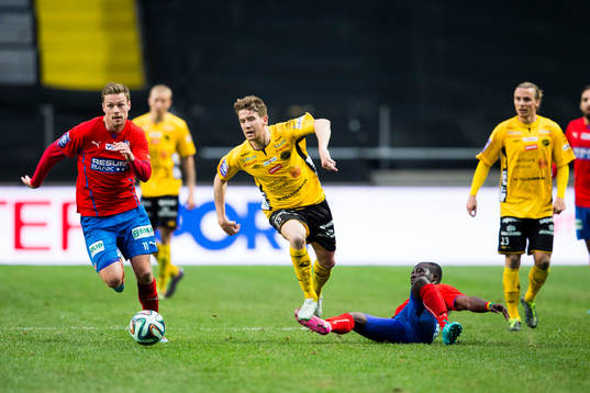 Elfsborgs Marcus Rohdén fälls av Helsingborgs Emmanuel