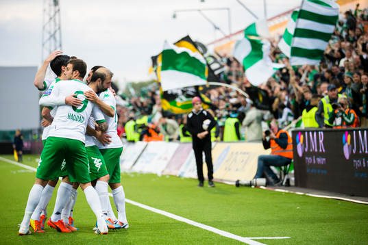 Hammarbys Kennedy Bakircioglü  gratuleras av lagkamrater