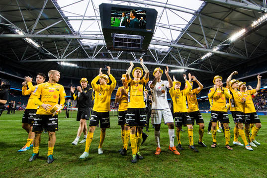 Spelarna i Elfsborgs tackar publiken